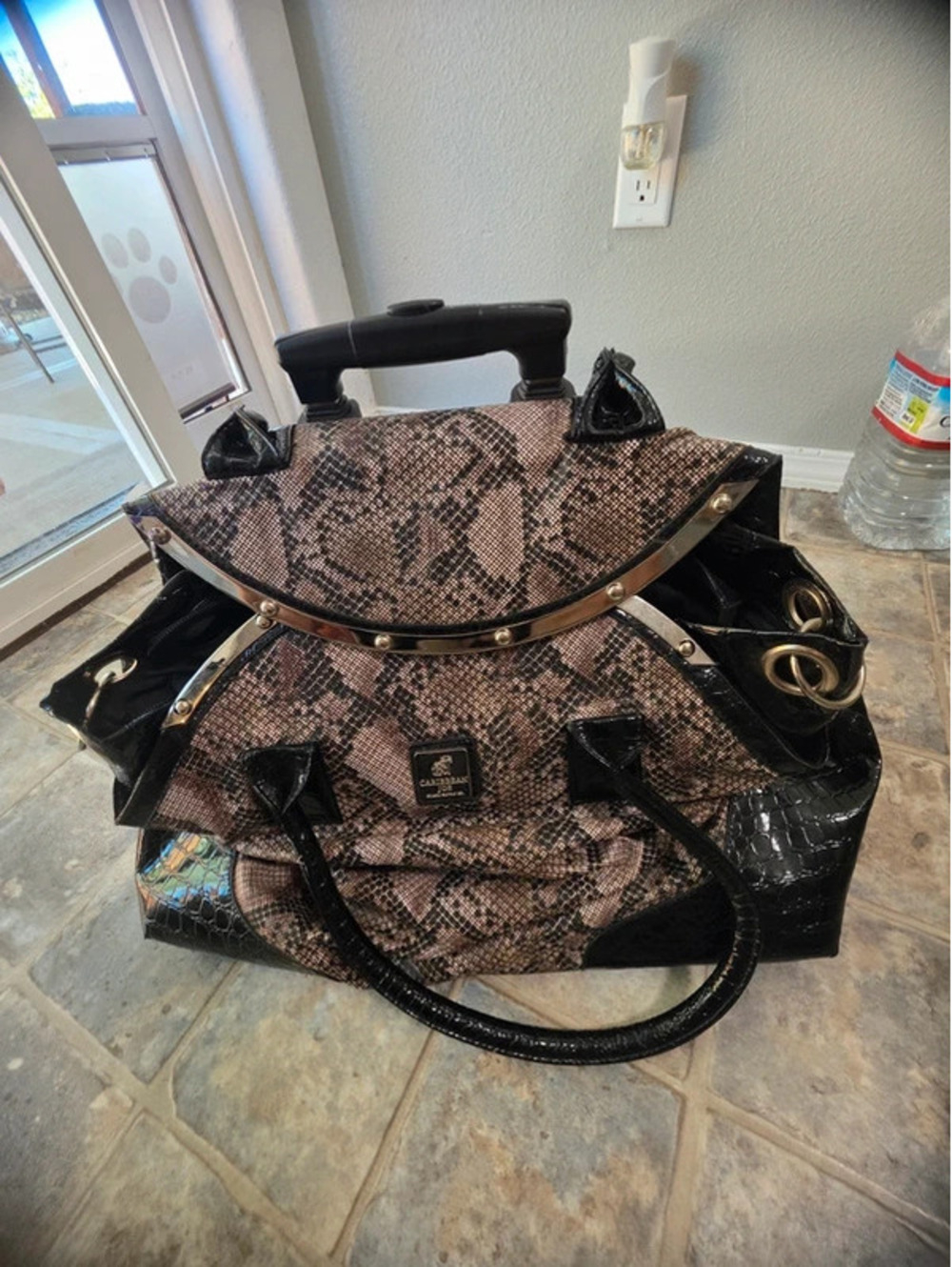 Caribbean Joe rolling travel bag in very good pre-owned condition.